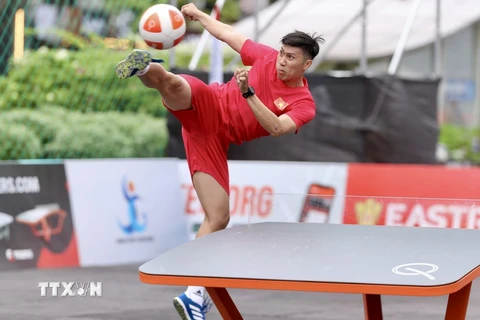 Tuyển thủ Việt Nam đang tranh tài tại Giải vô địch Teqball thế giới năm 2024. (Ảnh: Thanh Vũ/TTXVN)