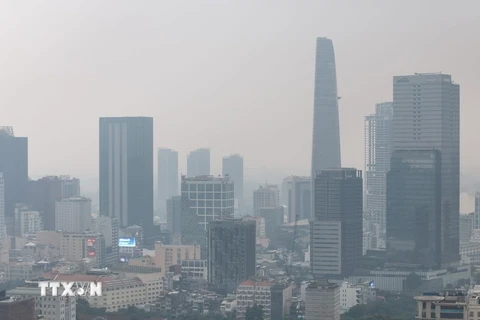 Các tòa nhà cao tầng chìm trong sương mù, mờ ảo do bụi mịn tại khu vực trung tâm Thành phố Hồ Chí Minh, ngày 2/12. (Ảnh: Hồng Đạt/TTXVN)