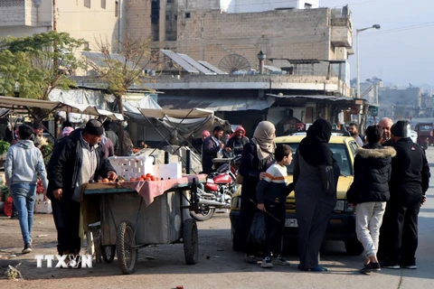 Người dân mua thực phẩm tại một khu chợ ở Hama, Syria. (Ảnh: THX/TTXVN)