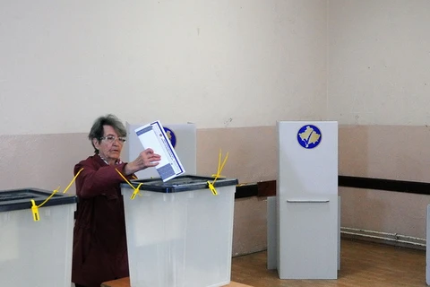 Cử tri bỏ phiếu tại một địa điểm bầu cử ở Kosovska Mitrovica. (Nguồn: AFP/TTXVN)