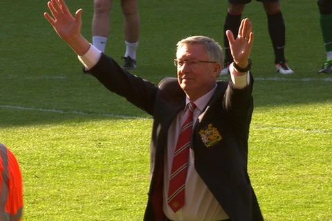 Sir Alex vẫy tay chào khán giả trong trận đấu cuối. (Nguồn: Getty)