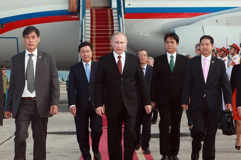 Chùm ảnh lễ đón Tổng thống Nga Vladimir Putin ở sân bay