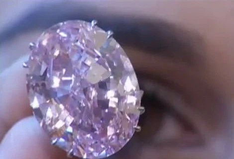 Video chiêm ngưỡng viên kim cương hồng đắt nhất thế giới