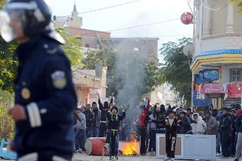 Người biểu tình Tunisia phóng hỏa văn phòng đảng Hồi giáo