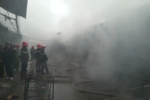Video cháy lớn ở chợ Nhà Xanh, hàng chục kiốt bị thiêu trụi