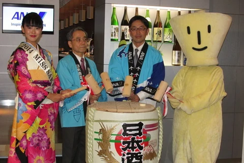 Hãng hàng không ANA thu hút khách bằng... rượu Sake