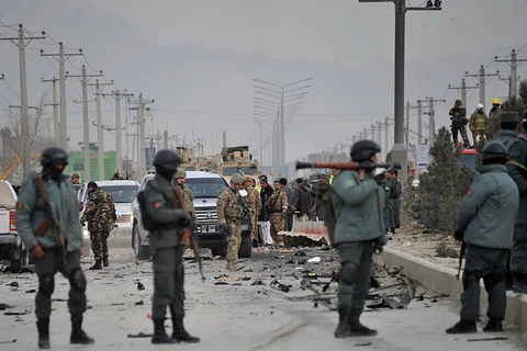 Taliban đánh bom liều chết nhằm vào đoàn xe NATO