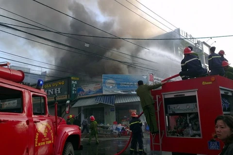 Video vụ cháy lớn gần Trung tâm Thương mại Kon Tum