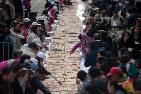 Mexico sản xuất chiếc bánh mỳ ngọt dài tới 1.440 mét