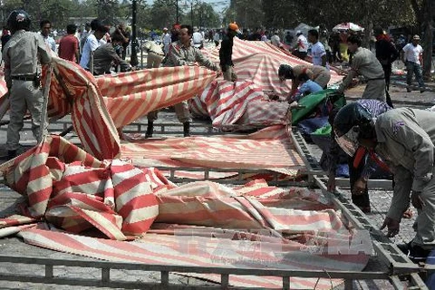 Giới chức Campuchia dỡ lều bạt của người biểu tình (Nguồn: TTXVN)