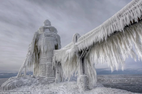 Ngọn hải đăng thành cột băng khổng lồ tuyệt đẹp ở Mỹ