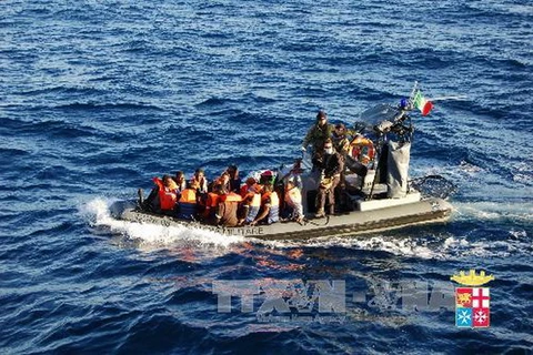Italy cứu hơn 200 người nhập cư gặp nạn trên biển 