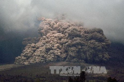 Núi lửa phun trào, cả một thành phố chìm trong khói đen