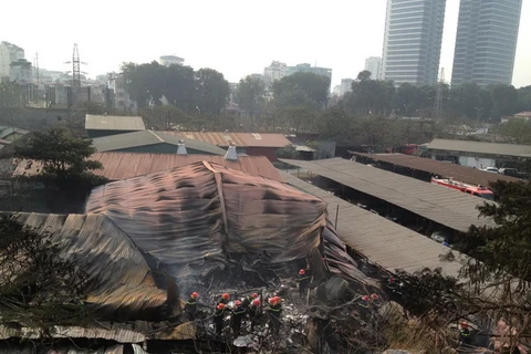 Hà Nội: Cháy kho hàng ngay gần khu dân cư, bãi gửi ôtô