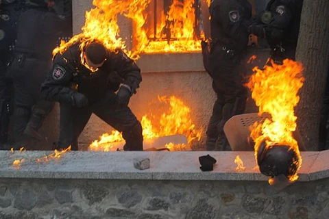 Video cảnh sát Ukraine trúng bom xăng, toàn thân bốc cháy