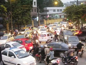 Nhiều tuyến phố ùn tắc do lượng phương tiện đi lộn xộn. (Ảnh: Việt Hùng/Vietnam+)