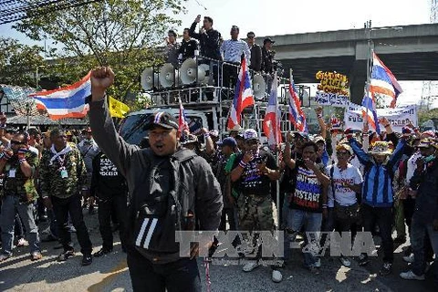 Video người biểu tình Thái Lan bao vây địa điểm họp nội các 