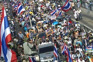 Video phe biểu tình Thái Lan tuần hành ở khu người Hoa
