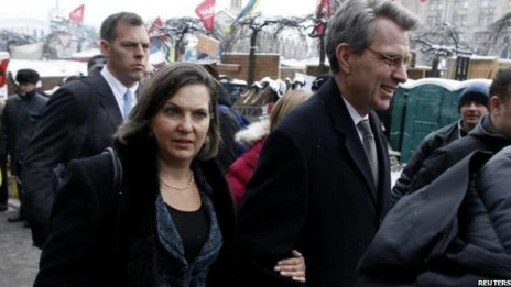 Bà Nuland cùng Đại sứ Pyatt trong chuyến thăm Kiev tháng 12/2013 (Nguồn: Reuters)