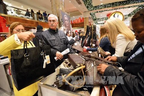 Khách hàng đông nghịt tại cửa hàng của hãng Macy ở New York. Ảnh minh họa. (Nguồn: AFP/TTXVN)