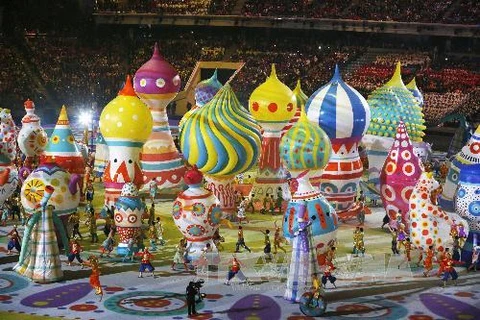 Màn trình diễn các biểu tượng đặc sắc của Nga trong lễ khai mạc Thế vận hội Mùa đông 2014. (Nguồn: Kyodo/TTXVN)