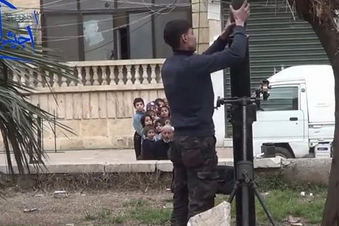 Video phiến quân Syria huấn luyện trẻ em sử dụng súng cối
