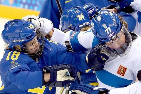 Vận động viên hockey nữ hỗn chiến tại Olympic Sochi 
