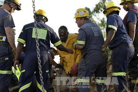 Giải cứu các công nhân bị kẹt trong mỏ vàng ở Nam Phi 