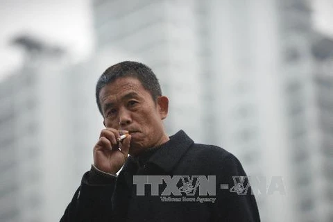 Một người dân hút thuốc lá trên đường phố tại Thượng Hải, Trung Quốc. (Nguồn: AFP/TTXVN)