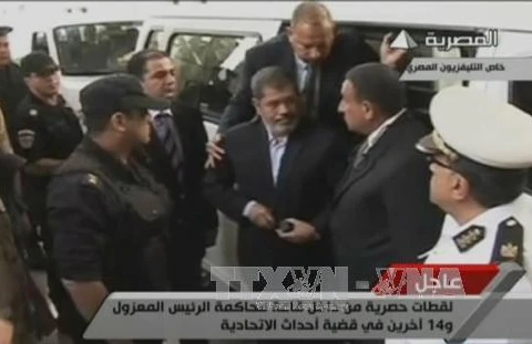 Tổng thống Ai Cập Mohamed Morsi (giữa) tới tòa án tại Cairo ngày 4/11. (Nguồn: AFP/TTXVN)