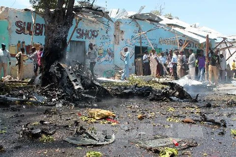 Hiện trường của vụ đánh bom xe tại Mogadishu ngày 27/2. (Nguồn: THX/TTXVN)
