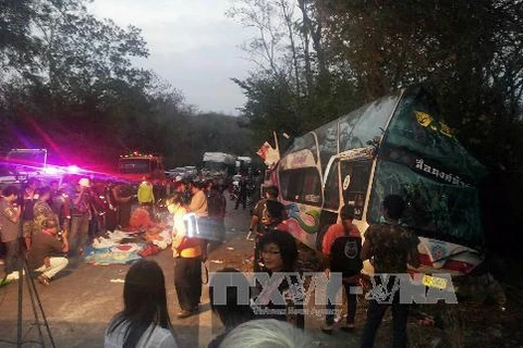 Xe buýt chở học sinh đâm xe tải, 13 trẻ em thiệt mạng