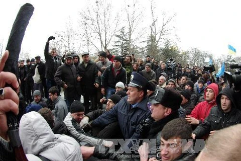 Xung đột giữa người biểu tình ủng hộ Nga và người ủng hộ chính quyền lâm thời ở Ukraine. (Nguồn: AFP/TTXVN)