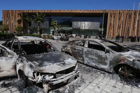 Hiện trường những chiếc xe bị phá hủy sau vụ bạo động của người biểu tình bên ngoài tòa nhà Quốc hội Libya.(Nguồn: AFP/TTXVN)