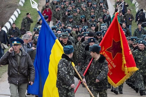 Binh sĩ Ukraine tiến về sân bay Belbek để làm nhiệm vụ (Nguồn: RT)