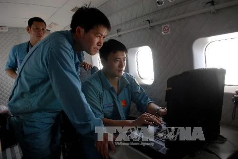 Các dữ liệu sau chuyến bay tìm kiếm được gửi về Sở chỉ huy Bộ tư lệnh Cảnh sát biển để phân tích. (Ảnh: Mạnh Linh/TTXVN)