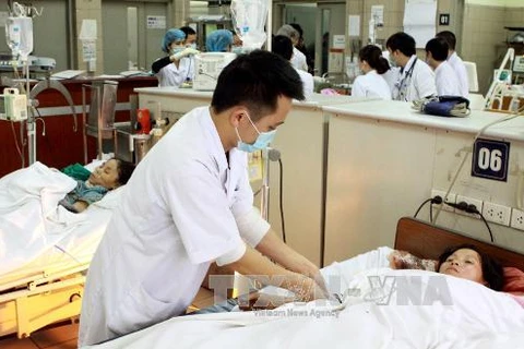 Các bệnh nhân bị ngộ độc nấm đang được điều trị tại Trung tâm Chống độc. (Ảnh: Dương Ngọc/TTXVN)