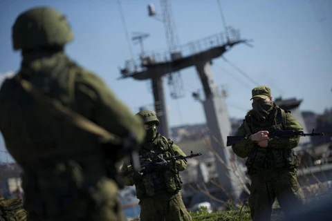Tự vệ Crimea chặn hai tàu chiến Ukraine ở Sevastopol (Nguồn: AP)