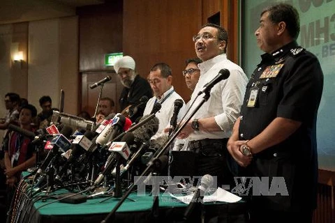 Bộ trưởng Quốc phòng kiêm Quyền Bộ trưởng Giao thông Malaysia Hishammuddin Hussein (thứ hai, phải) tại cuộc họp báo về vụ mất tích máy bay. (Nguồn: AFP/TTXVN) 