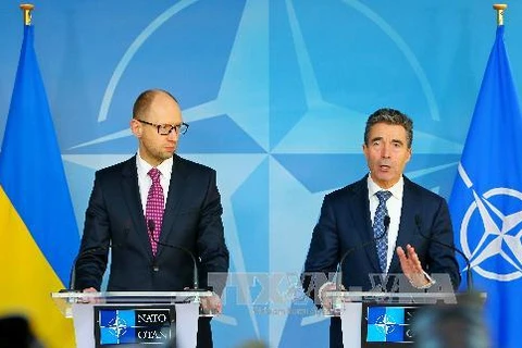 Thủ tướng Ukraine Arseniy Yatsenyuk (trái) và Tổng thư ký NATO Anders Fogh Rasmussen. (Nguồn: THX/TTXVN)
