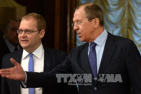Ngoại trưởng Estonia Urmas Paet (trái) trong một cuộc hội đàm với người đồng nhiệm Nga Sergei Lavrov. (Nguồn: AFP/ TTXVN)