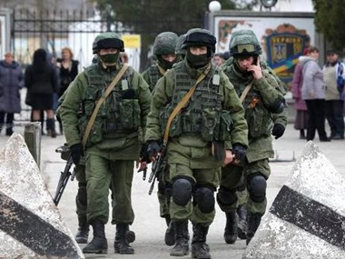 Video Ukraine tăng cường quân sự gần Crimea