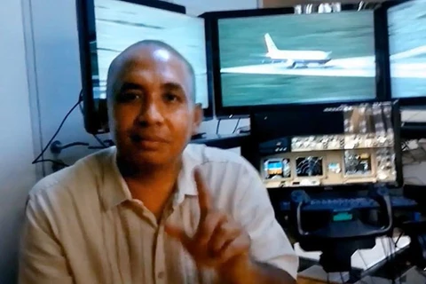 Cơ trưởng Zaharie Ahmad Shah và hệ thống mô phỏng bay ở nhà riêng của ông này. (Nguồn: Zaharie Shah qua YouTube)