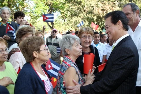 Thủ tướng Nguyễn Tấn Dũng với nhân dân thủ đô La Habana. (Ảnh: Đức Tám/TTXVN)