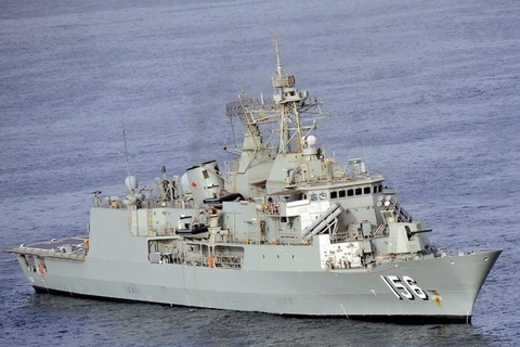 Tàu hải quân Hoàng gia Australia HMAS Toowoomba (như tàu trong ảnh) ngày 29/3 rời vùng biển gần cảng Perth để tham gia chiến dịch tìm kiếm chiếc máy bay số hiệu MH370. (Ảnh: THX/TTXVN)
