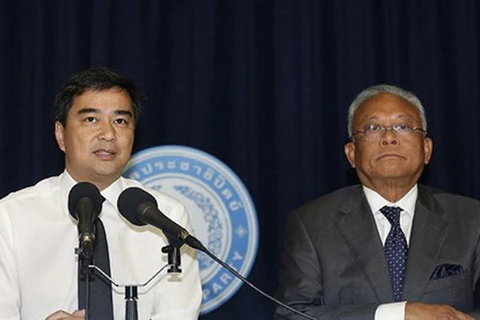 Thủ lĩnh Áo đỏ thách thức Suthep, Abhisit tranh luận