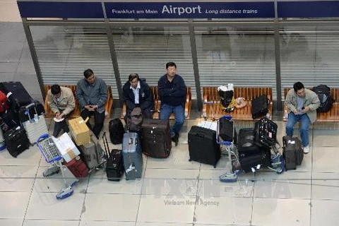 Hành khách đợi các chuyến tầu hỏa đường dài do nhân viên hàng không Lufthansa đình công. (Nguồn: AFP/TTXVN)