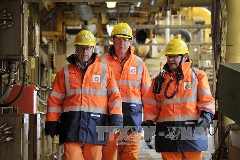 Thủ tướng Anh David Cameron (giữa) trong chuyến thăm một giàn khoan dầu. (Nguồn: AFP/TTXVN)