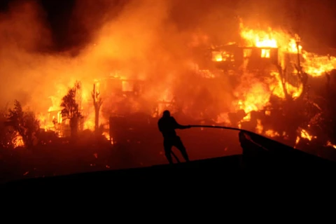 [Video] Cận cảnh đám cháy rừng thiêu rụi một góc thành phố