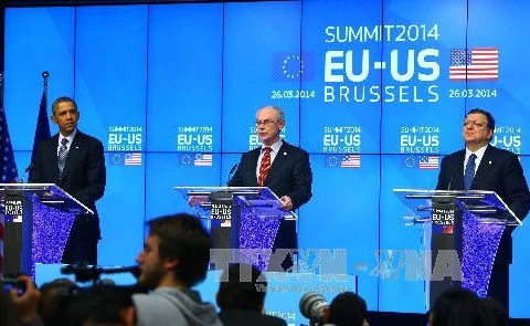 Lãnh đạo Mỹ và EU trong một phiên thảo luận biện pháp trừng phạt Nga. (Nguồn: THX/TTXVN) 